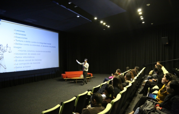 Urko Fernández impartiendo charla sobre videojuegos educativos para la ciberconvivencia en el Centro de Cultura Digital